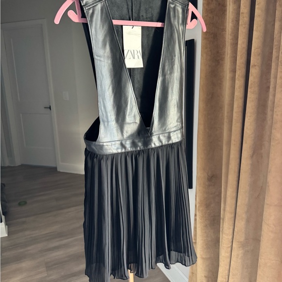 Zara Black Pleated Dress with zipper on the side. - Picture 4 of 6